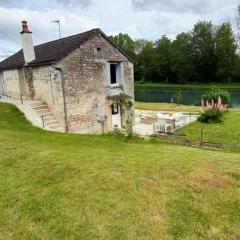 jolie maison au bord du canal