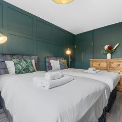Spacious 3 bedroom Whitechapel Apartment with Garden by Gold Stays