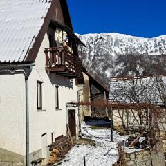 Hikers Hut Hišar