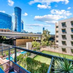 Perth city & pool view 2bedroom-1 King bd and 2 Single bd