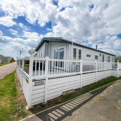 Beautiful 4 Berth Lodge With Free Wifi At Pakefield Holiday Park Ref 68019Cr