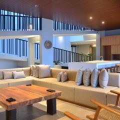 Green Hill Mountain City View Villa 8 bedrooms with a private heated swimming pool and a movie room