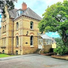 Exquisite 10 bed Villa hot tub and games room