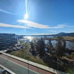 Lakeside apartment, walking distance to foreshore