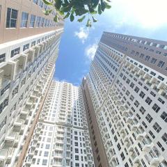 Well Furnished Studio Room at High Floor Tokyo Riverside PIK 2 Apartment By Travelio