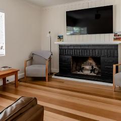Relaxing modern home in central Sandy Bay