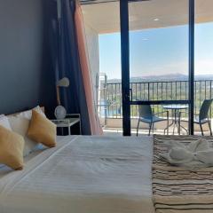 Lake Views Balcony in Spacious 1 Bed Unit - Hosted by CanStay