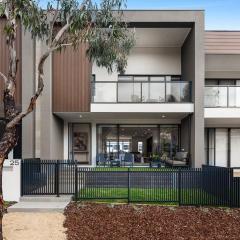 Anchorage Villa - Chic, Pet Friendly by Marina
