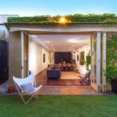 St Kilda Style - Stunning 3 Bedroom House