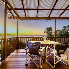 Seaview - Charming Two-Bedroom Home with Stunning Views of the Historic Bay of 1770