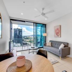 Modern Mountain View Apartment - South Brisbane