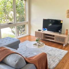 Cozy 2BR Unit Near Beach and Shops in Mentone