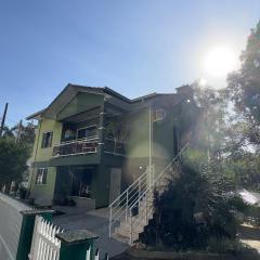 Casa das Bromélias- 2 Quartos climatizados -Casa com Quiosque em meio à natureza!