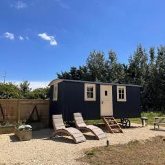 ShepherdsHut-Cotswolds-PetFriendly-WoodBurner