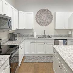 Spacious Freshly Renovated Townhome- Scenic Side