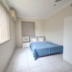 Spacious Room in Large and Comfortable, Guildford House G1