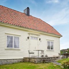 4 Bedroom Lovely Home In Fusa