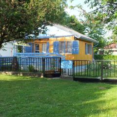 Freistehendes Ferienhaus beim Wellnessbad mit eingezäuntem Garten und Terrasse