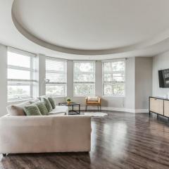 Sunny 3BR Santa Monica Retreat with Pool,Jacuzzi & Parking!