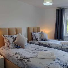 Monmouth House Aylesbury Premier Quality Accommodation For Larger Families Contractors And Professionals Sleeps Up to 6 Guests