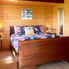 Country Bumpkin - Romantic Couples stay in Oakhill Cabin