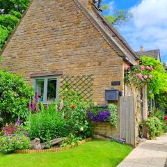 Graziers Cottage - character Cotswold cottage with inglenook, parking and pub nearby