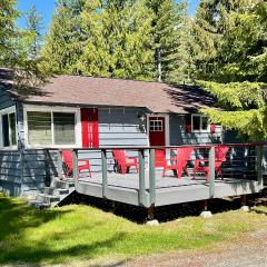 Beautiful Bungalow and Bunk House, Close to Lake