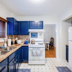 Rachel's Private Hideaway with king bed, kitchen, laundry, parking and big yard