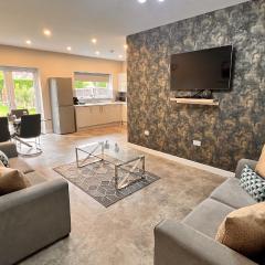 Stunning 5 Bed House - Central Solihull, NEC, B'ham Airport, Business and Leisure Stays