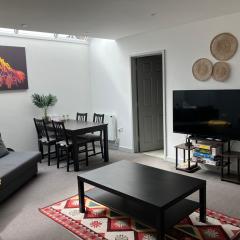 Lancing Apartments - Spacious 2 Bed - Sleeps 6 - Burnham Village