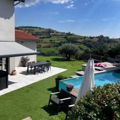 Maison et piscine chauffée, vue Monts du Lyonnais