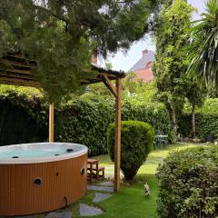 Moderna Casa de Lujo con Jacuzzi en el Jardín