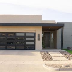 Modern Retreat by Golf Course - 3 Bedrooms and Office Space