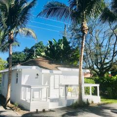 Renovated Grove Bungalow -near Coconut Grove