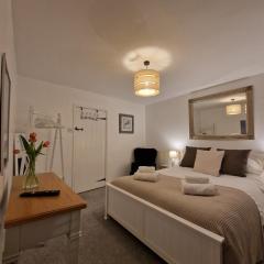 Black Cat Cottage - Heart of Pickering cosy listed cottage