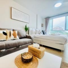 Sea&Mountain view,5 mins walk to famous beach with King size bed