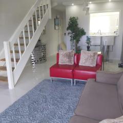 The Island Flat Villa - Near Airport & Beach