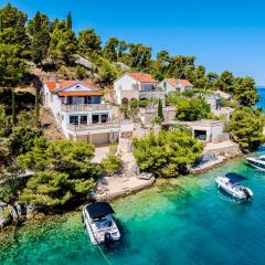 Villa Dupin Oceanfront with boat dock