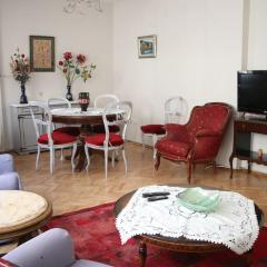 Spacious and bright 2 bedroom flat on a calm st