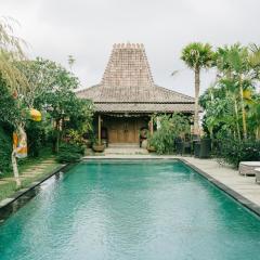 Classic cabin by the pool