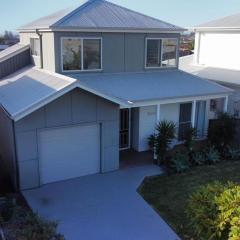 Kove at Caves Beach- Beach and pool access