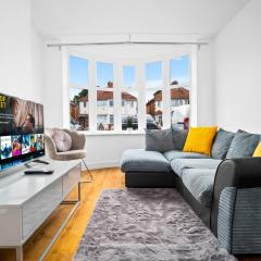 The Rock, Elegant 4 Bedroom House, Solihull, close to NEC, sleeps 8
