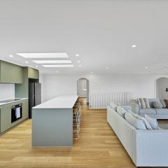 2-Bed Beach Haven with Garden & Alfresco Dining