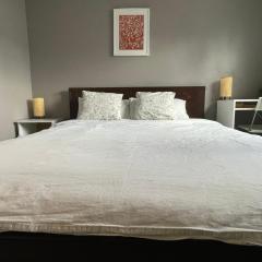 private room with queen bed in richmond 202