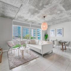 Amazing Condo with Pool at Midblock Miami