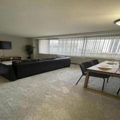 Amazing Condo 1/1 @Crystal CIty With Pool/Gym