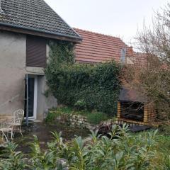 Maison pittoresque a Echalot avec jardin cloture