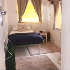 Centrel to london single bed room quiet home with host and breakfast