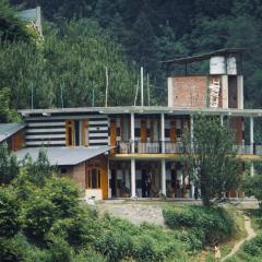 Yellowjackets Hostel Tosh