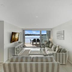 Elegantly Spacious 3-Bed Unit Overlooking the Bay